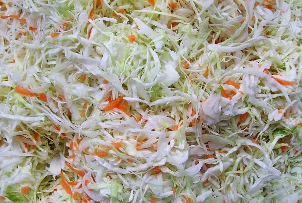 Квашеная капуста с брусникой и редькой - простой рецепт, который не подведет. Получается идеально каждый раз