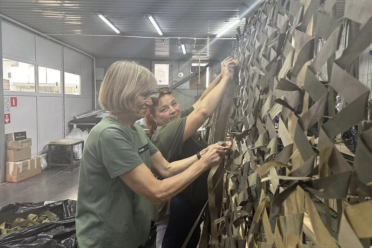 Волонтеры плетут маскировочные сети даже ночью Волонтеры плетут маскировочные сети даже ночью