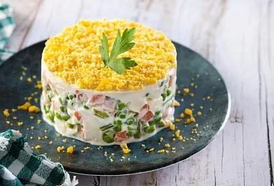 С первого взгляда не узнаете - салат «Оливье» в современном исполнении