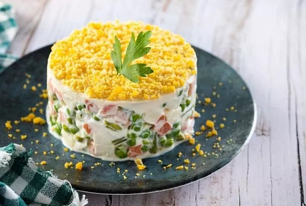 С первого взгляда не узнаете - салат «Оливье» в современном исполнении