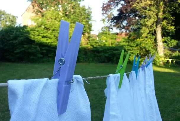 Подальше от солнца: продлеваем жизнь летней одежды экологично