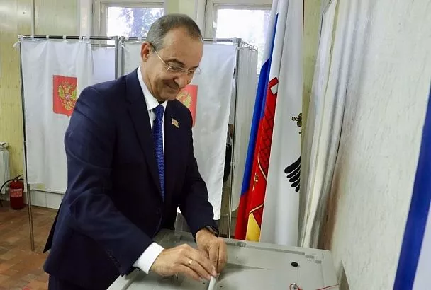 Председатель Законодательного Собрания Юрий Бурлачко проголосовал на выборах губернатора