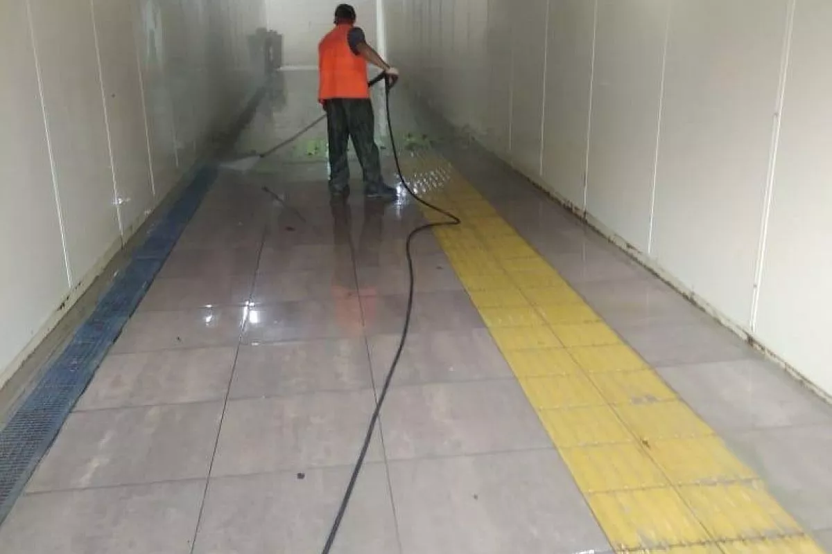 Уборка в пешеходном переходе. Уборка в пешеходном переходе.