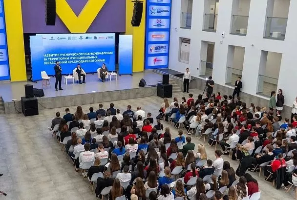 Вице-губернатор Елена Воробьева встретилась с лидерами школьного управления и активистами «Движения Первых»