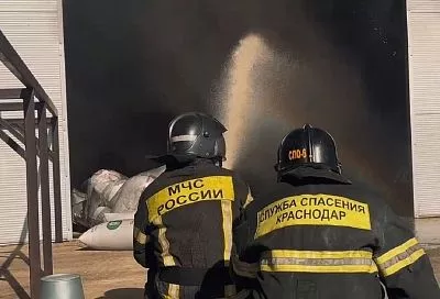 40 человек эвакуировано из-за крупного пожара на складе под Краснодаром