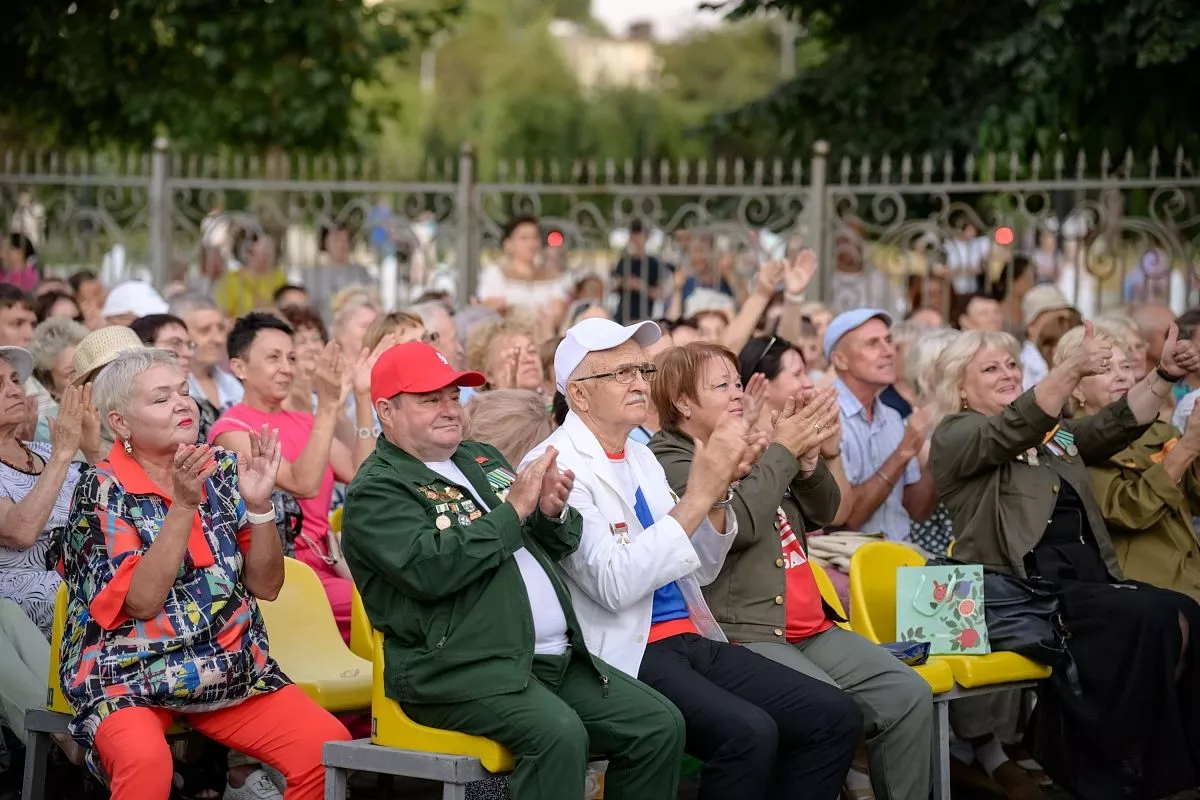 Зрители с большим интересом встречали артистов. Зрители с большим интересом встречали артистов.