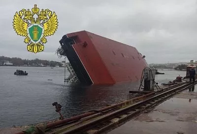 Плавучий кран опрокинулся в бухте Севастополя. Есть погибшие и пострадавшие