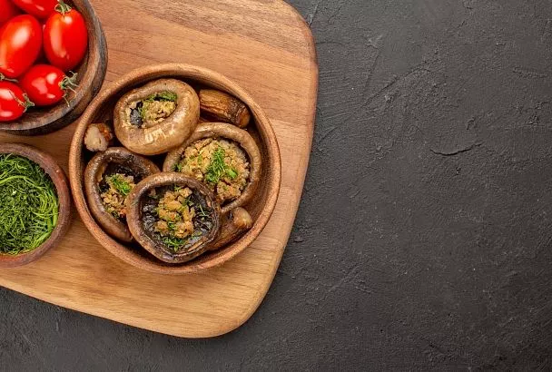 Грибы под сырной шубой: простая праздничная закуска, которую гости расхватают за пять минут