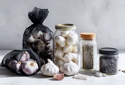 Как хранить чеснок без усушки и прорастания: 5 рабочих способов