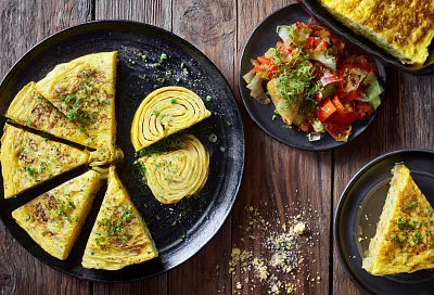 Два пышных омлета из десяти яиц: рецепт, который заменит ужин