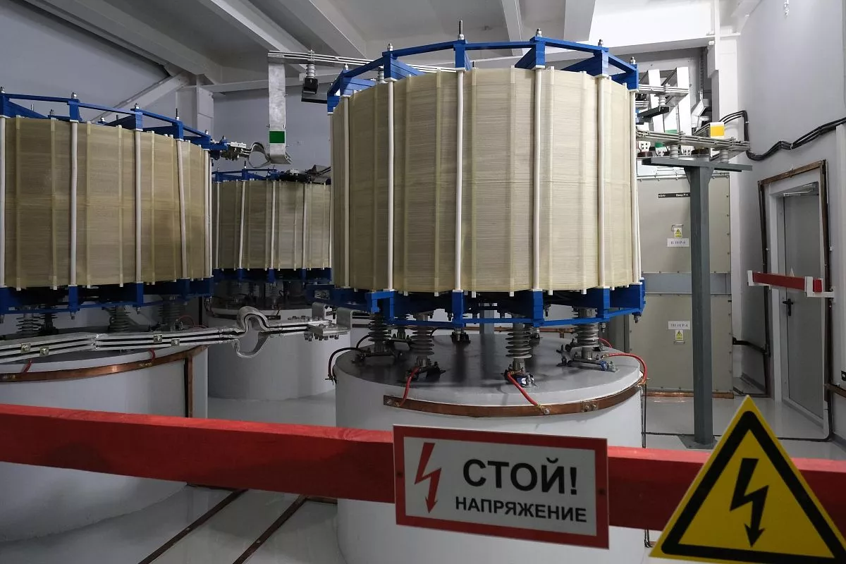 Энергомост, присоединивший полуостров, работает в оба направления в зависимости от пиков потребления.