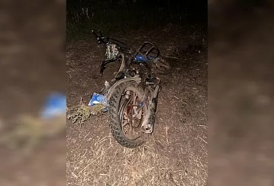 Мотоциклист погиб при столкновении с легковушкой на темной дороге в Краснодарском крае