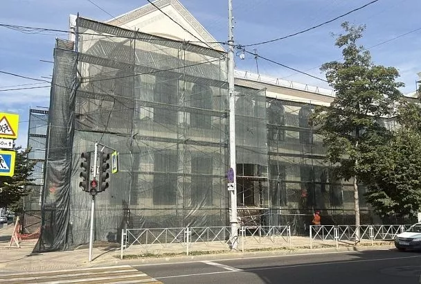 Фасады исторического здания школы №8 обновляют в Краснодаре 