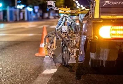 Дорожную разметку обновляют у школ Краснодара перед началом учебного года