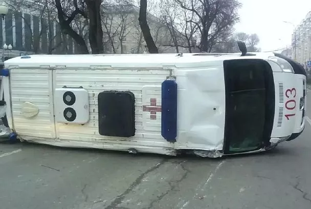 Автомобиль скорой помощи опрокинулся на бок после столкновения с иномаркой в центре Краснодара