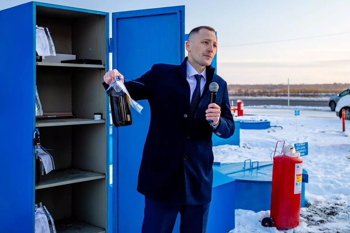 Антон Глухов продемонстировал специальный шкаф, где хранятся пробы нефтепродуктов, которые поступают на АЗС.