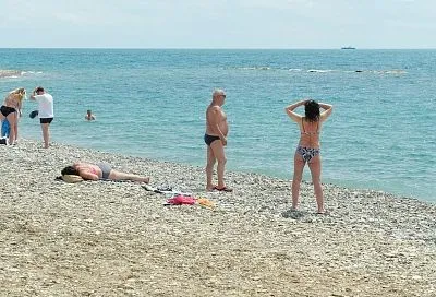 Черное море не спешит остывать: какая температура воды на курортах Краснодарского края