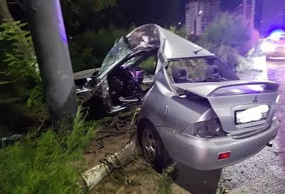 В Новороссийске водитель иномарки врезался в столб. Он погиб