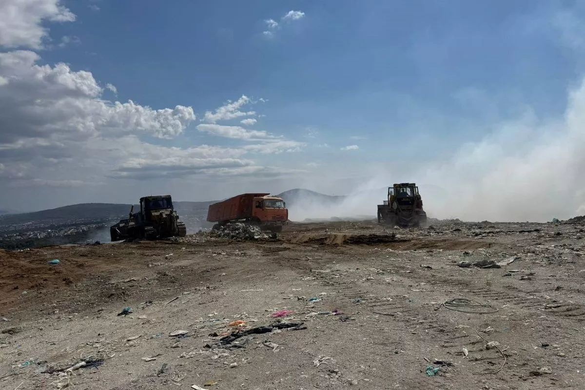 В Новороссийске продолжается тушение пожара на мусорном полигоне