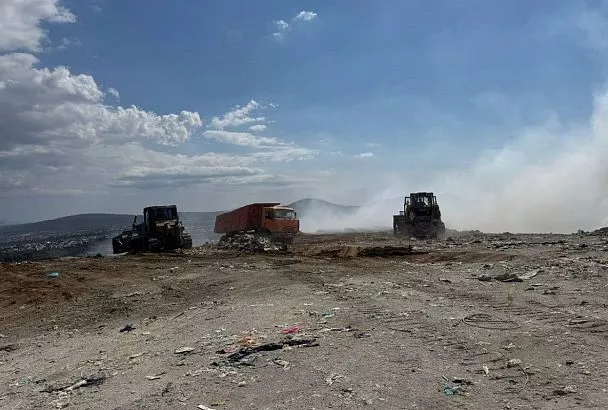 В Новороссийске продолжается тушение пожара на мусорном полигоне