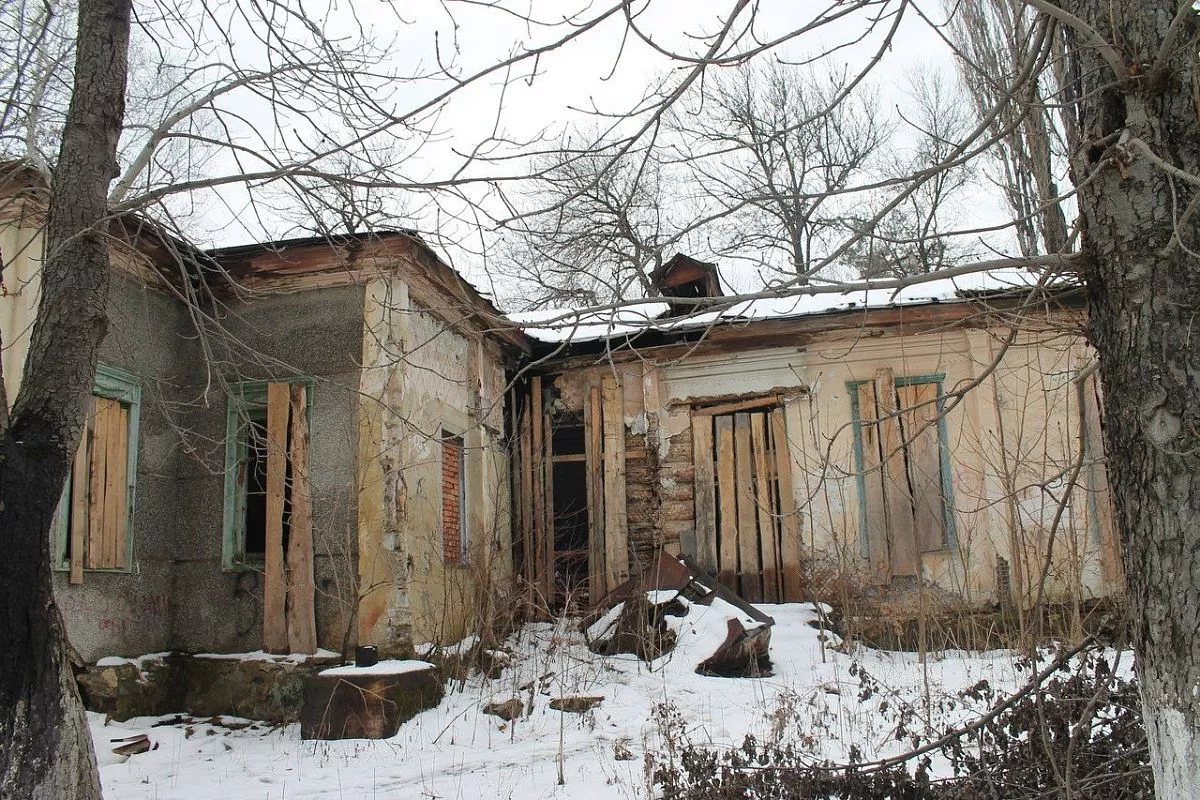Сегодня дом находится в удручающем состоянии.