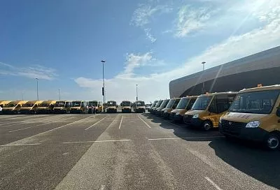 В 2025 году в школы Краснодарского края передадут 64 новых автобуса
