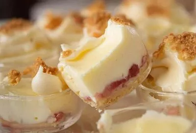 Десерт с кремом из маскарпоне: охладили сливки и взбили отдельно — крем держит форму часами, получается воздушным