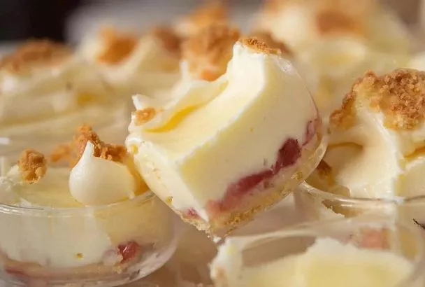 Десерт с кремом из маскарпоне: охладили сливки и взбили отдельно — крем держит форму часами, получается воздушным