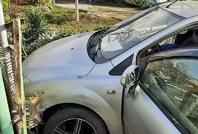 Иномарка насмерть сбила пешехода и влетела в забор частного дома на Кубани