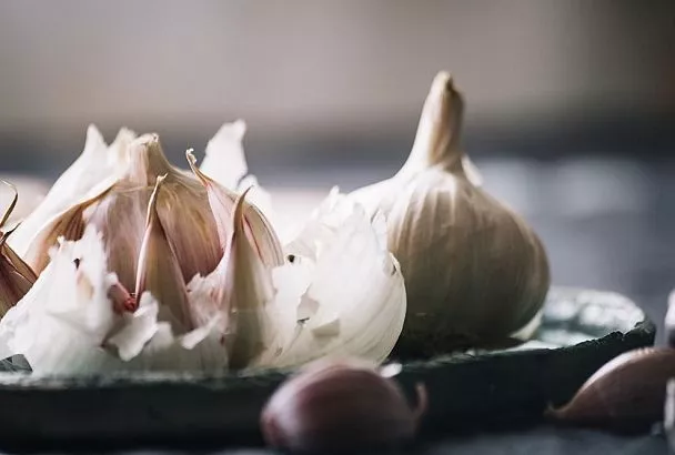 Чеснок зимует на грядке: надежный метод хранения от Кизимы для сочных и крупных головок