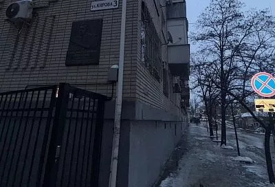 В Краснодаре на мужчину упала сосулька. Он госпитализирован