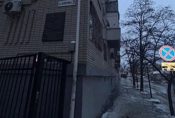 В Краснодаре на мужчину упала сосулька. Он госпитализирован