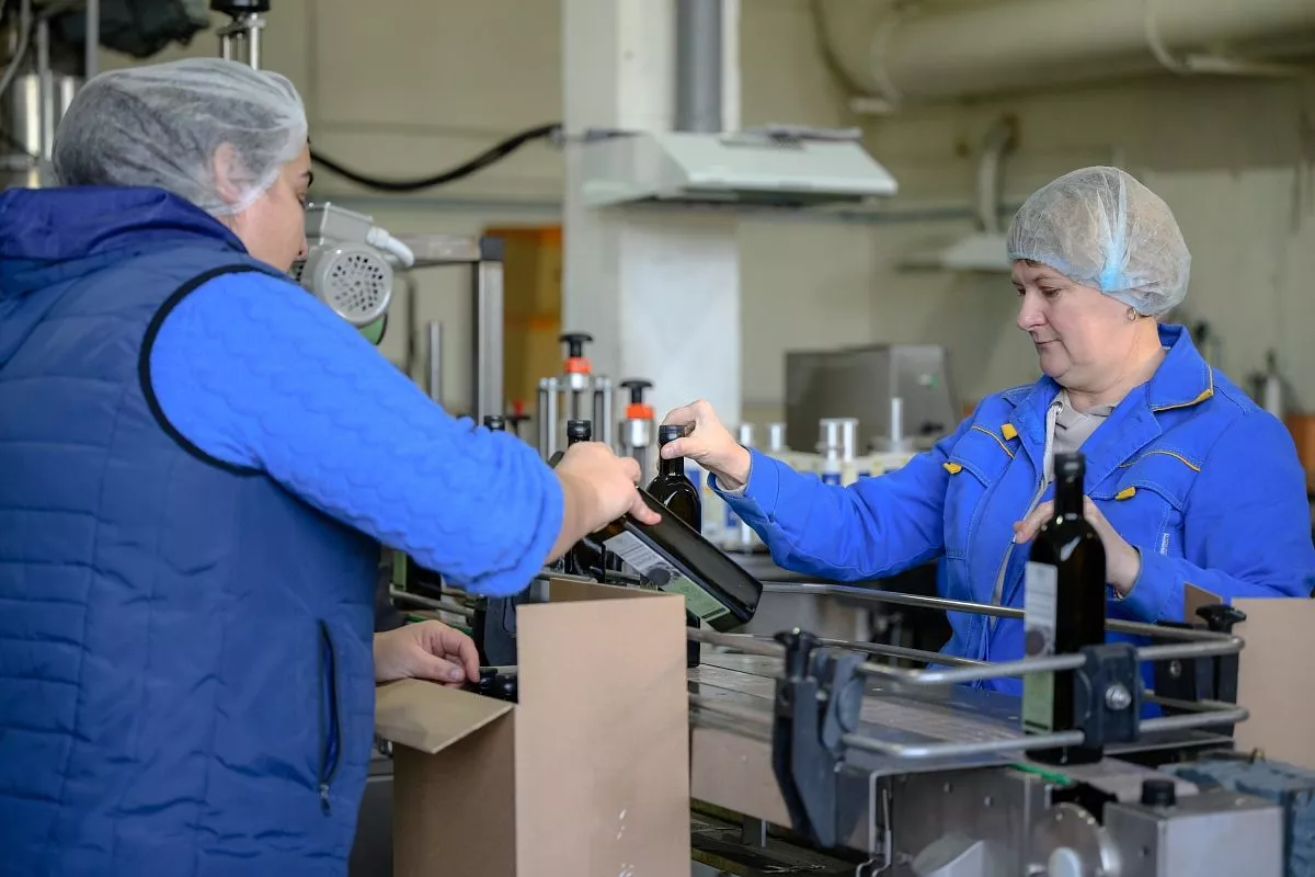 На линии розлива продукт фасуют в бутылки из затемненного стекла и отправляют на собственный склад.