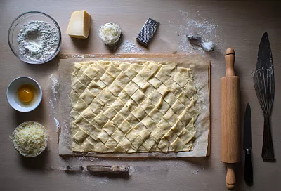 Картофельные слойки с сыром — быстрые румяные «кружочки» к любому столу