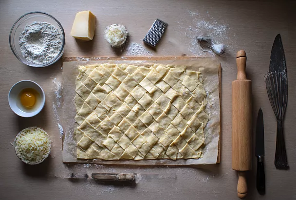 Картофельные слойки с сыром — быстрые румяные «кружочки» к любому столу