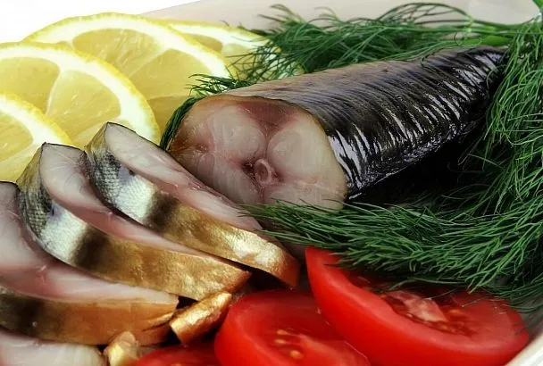 Понадобится всего два ингредиента и получится закуска из скумбрии, по вкусу не уступает красной рыбе
