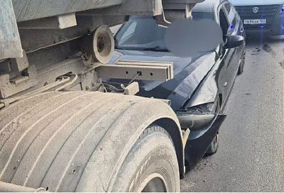 Водитель BMW врезался в КамАЗ и погиб на трассе Новороссийск – Керчь