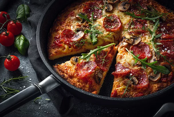 Пицца на сковороде за 10 минут: простой рецепт из того, что есть в холодильнике