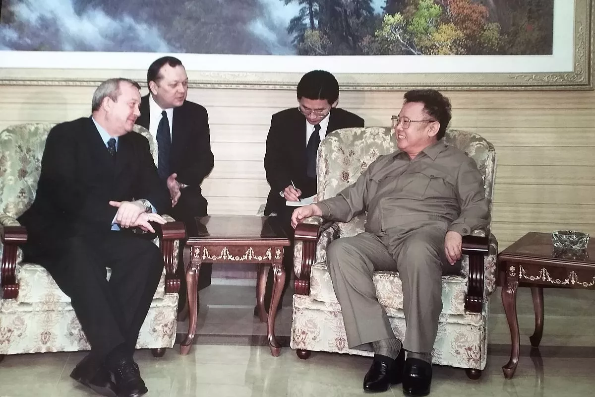 На официальных переговорах с лидером КНДР Ким Чен Иром царила доброжелательная атмосфера. 