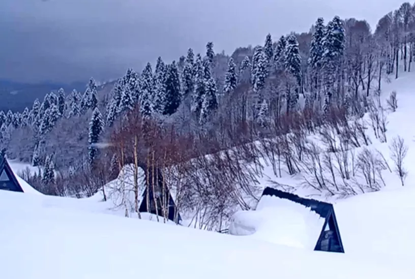 Мощный снегопад продолжится в горах под Сочи до утра