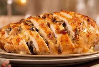 Куриные «гармошки» с грибами и сыром из обычной грудки: сочные за 25 минут в духовке