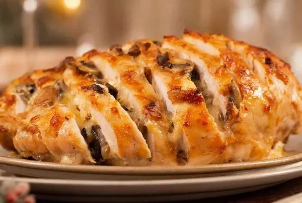 Куриные «гармошки» с грибами и сыром из обычной грудки: сочные за 25 минут в духовке