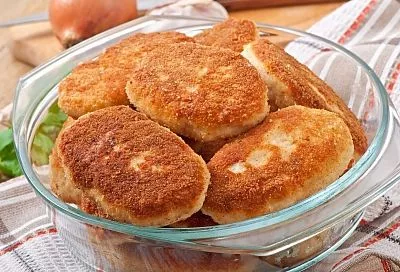 Этот рецепт приготовления котлет из куриного филе выручит всех работающих женщин, которым каждый день надо готовить сытный и вкусный ужин