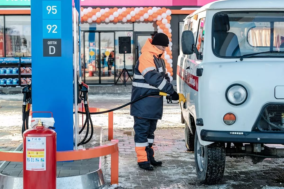 Первыми клиентами на новой АЗС стали водители пожарной машины и скорой помощи.