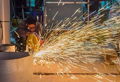 Купите фисташки и подарите слесарю! Какие праздники отмечают в России и мире 26 февраля  