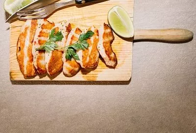 Будет мягче творога и с «дымком»: как дома подкоптить куриную грудку