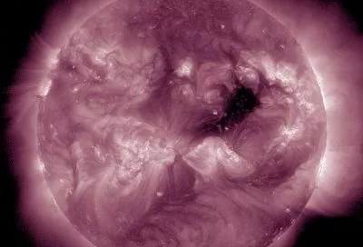 Корональная дыра «смотрит» на Землю: ударят ли магнитные бури