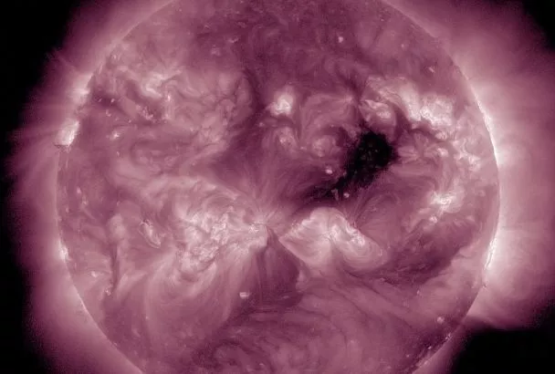 Корональная дыра «смотрит» на Землю: ударят ли магнитные бури