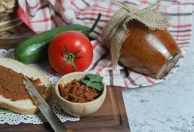 По версии моего сына - это лучший вариант перекуса: домашняя аджика из помидоров и болгарского перца. А готовится очень просто!