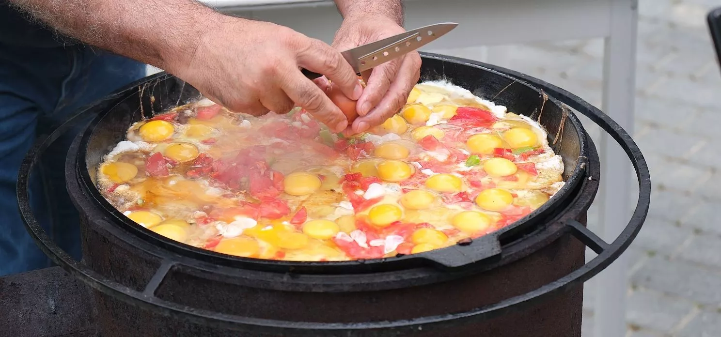 В эко-деревне, которая находится недалеко от Архипо-Осиповки, Туристам приготовят ароматную яичницу с овощами и шкварками на костре.